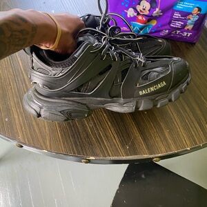 Balenciagas no box size 41 shoot me you’re best offer